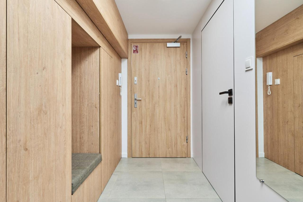 Mezzanine Studio Apartments Zarembowicza Wroclaw Airport By Renters المظهر الخارجي الصورة